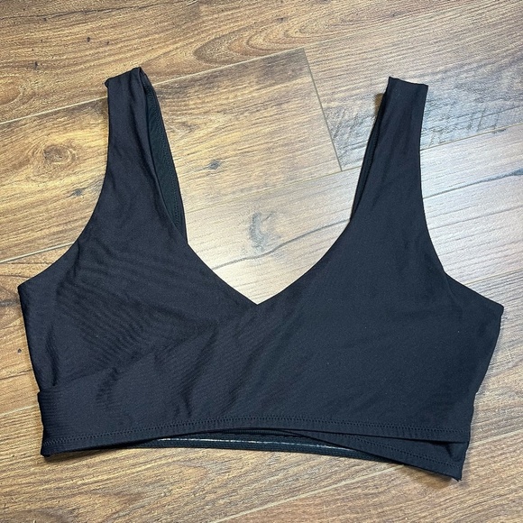 Fabletics Womens Low Impact Crossover Sports Bra Black Stretch Unpadded Sz Small - Picture 2 of 11